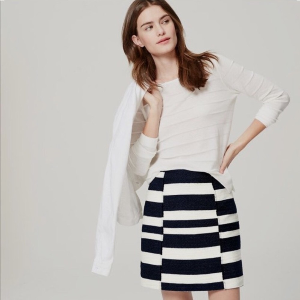 💋2/$25💋 Ann Taylor LOFT Navy Striped Shift Skirt